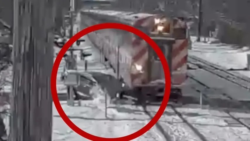 Le moment où un train de voyageurs percute un véhicule à Hinsdale (Illinois)
