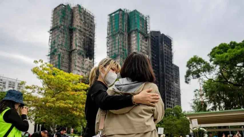L'incendie mortel a tué 159 personnes, Hong Kong ordonne l'enlèvement du filet d'échafaudage