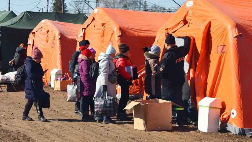 L'UE conclut un pacte pour les migrants; redistribution prévue, liste des pays sûrs élargie