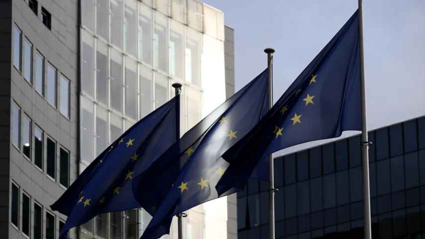 L'UE gèle les avoirs russes mais ne les donne pas à l'Ukraine; le plan de la CE est contesté