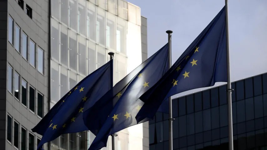 L'UE gèle les avoirs russes mais ne les donne pas à l'Ukraine; le plan de la CE est contesté