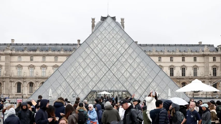 «Malédiction» du Louvre: après le braquage, des centaines de livres précieux abîmés