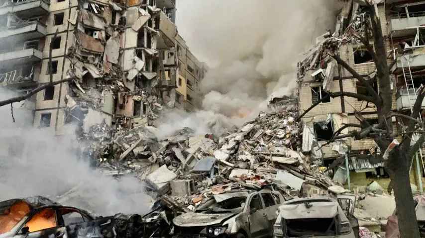 Pourparlers de paix continuent, tensions en hausse / Russie frappe une ville ukrainienne, deux morts