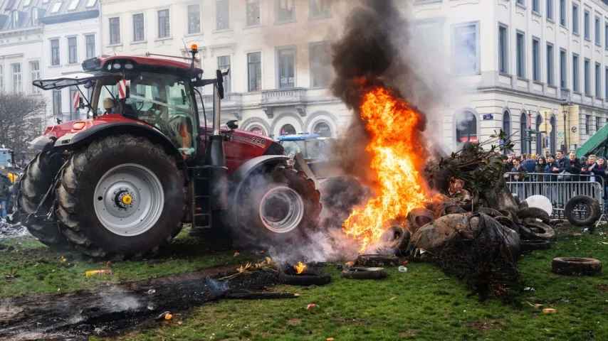 Protestations à Bruxelles, chaos devant le Parlement européen, agriculteurs allument des feux