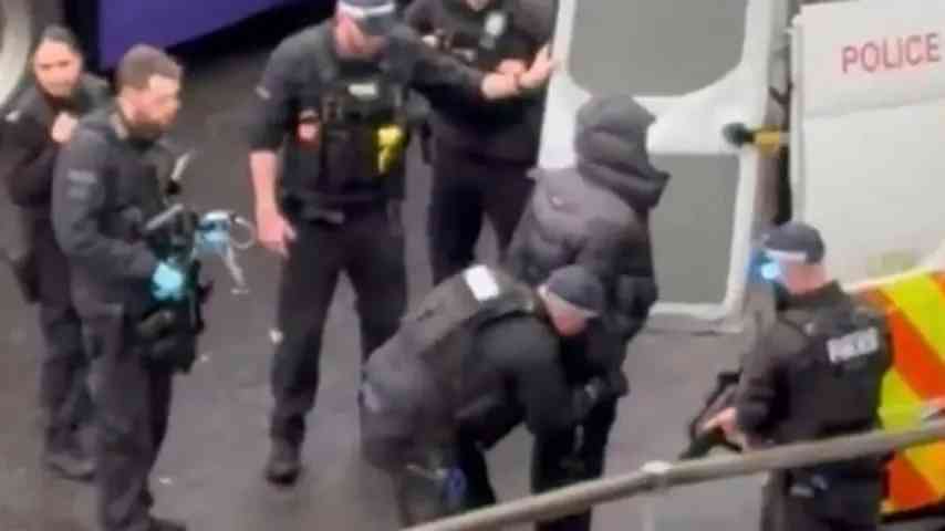 Recherches de suspects après la 'attaque au spray' à l'aéroport Heathrow de Londres