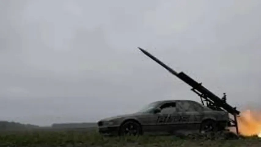 Soldats ukrainiens montent un lance-roquettes sur une BMW Série 7 et tirent sur des positions russes