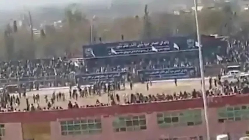 Talibans exécutent publiquement dans un stade afghan; un condamné pour meurtre tué par un proche