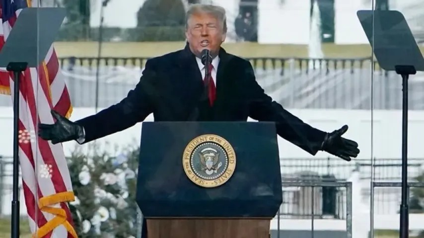 Trump attaque la BBC pour modification du discours du 6 janv. 2021, réclame 5 milliards $