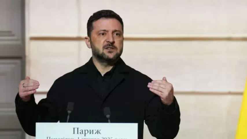 Zelensky condamne les attaques russes: insensées, visant des millions de civils