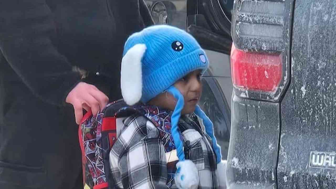 ICE arrête un garçon de 5 ans au Minnesota; agents de l'immigration menottent le père