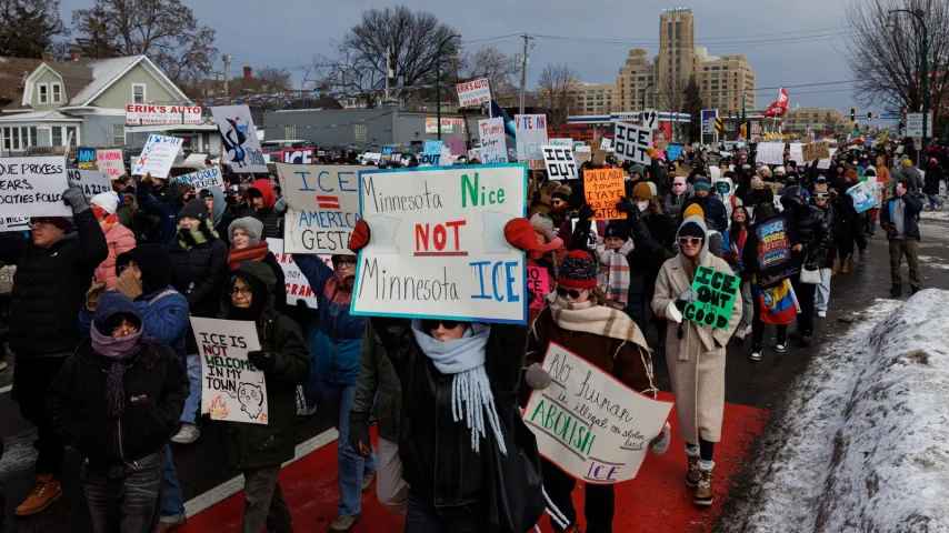 Les Américains se lèvent / Des dizaines de milliers manifestent à Minneapolis