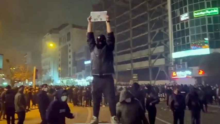 Les Iraniens défient l'ayatollah; peur d'un conflit mondial, vidéos de violences