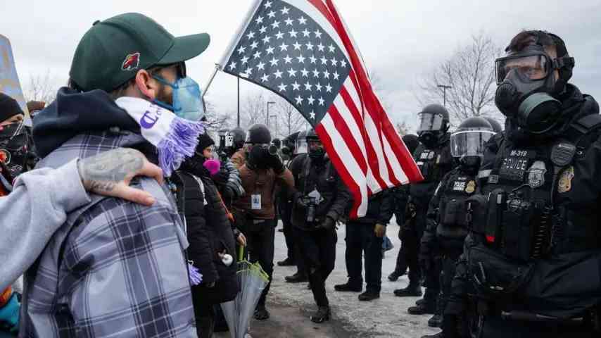 Les protestations contre l'ICE aux USA intensifient les tensions, armée en alerte