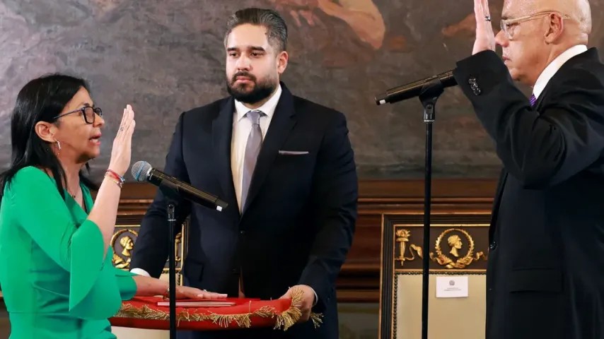 Présidente vénézuélienne proche des ambassadeurs de Chine, Russie et Iran lors de son serment