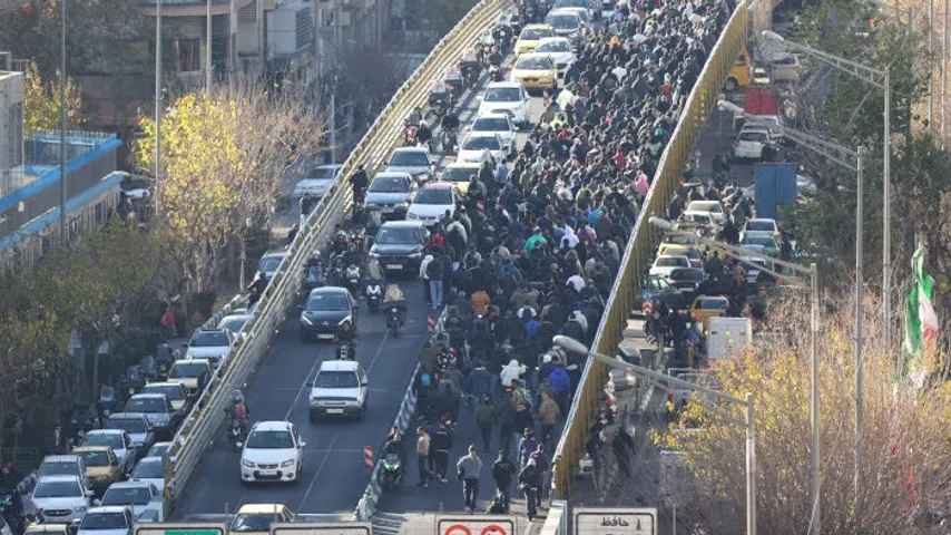 Révolte contre le gouvernement en Iran, des manifestants incendient des institutions de l'État