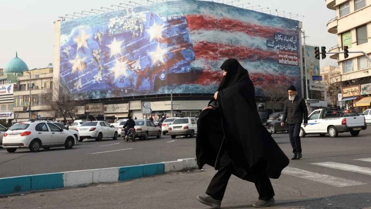 «Si tu sèmes le vent, tu récolteras la tempête», l'Iran menace les USA via affiche géante à Téhéran