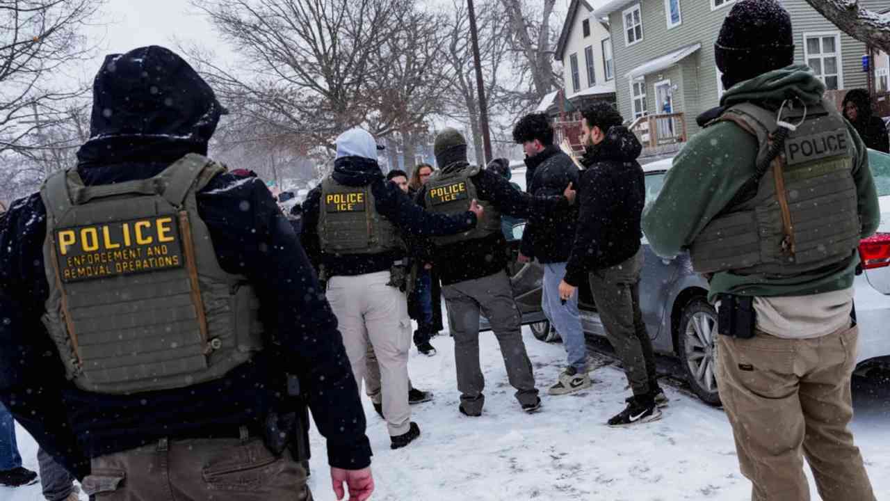 Trump défend l'ICE après la tuerie : l'infirmier était armé et a résisté. Nous appliquons la loi