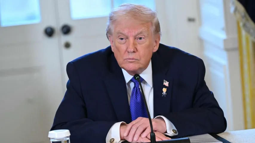 Trump lance la "vengeance": frappes aériennes prêtes, taxe 25% pour qui commerce avec l'Iran