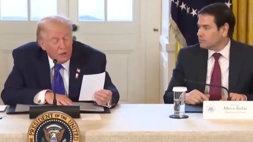 Trump lit soudainement à voix haute la note confidentielle de Rubio