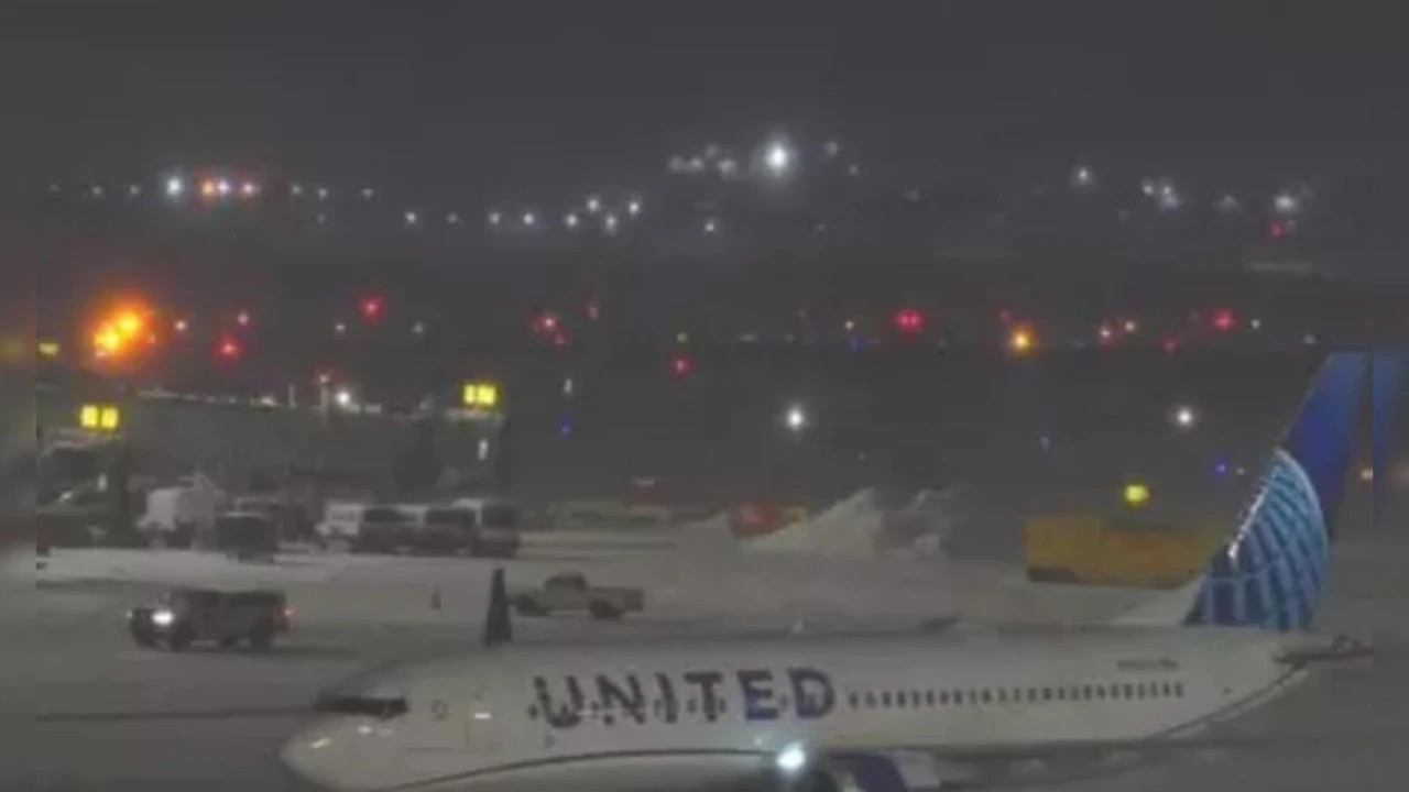 Un avion s'écrase et prend feu, huit personnes à bord, fortes chutes de neige