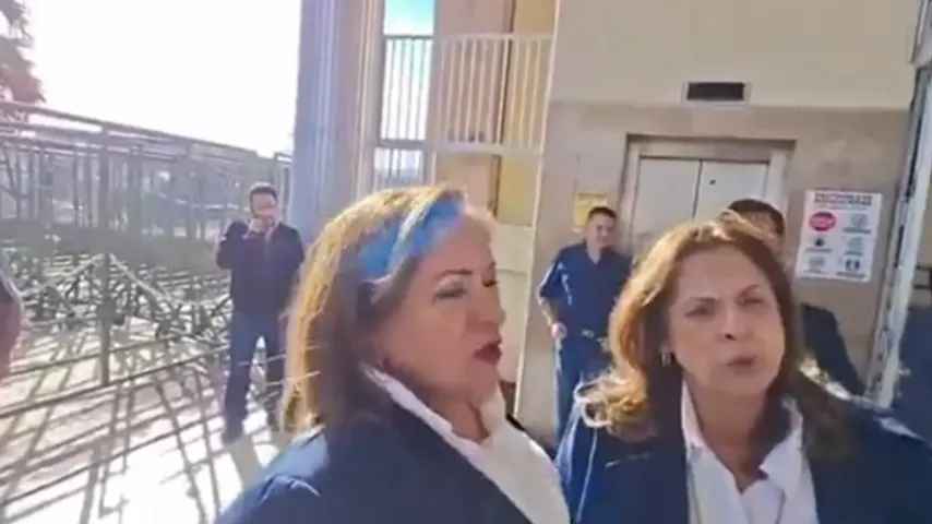 Un explosif lui explose à la tête alors qu'elle parle aux médias