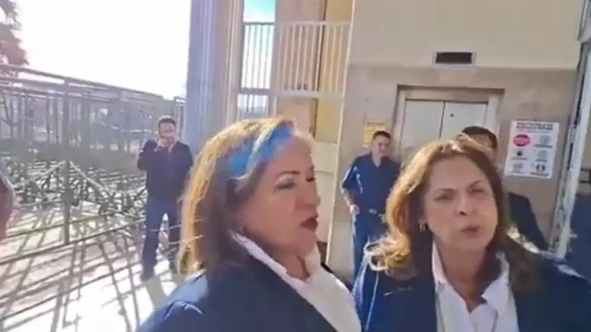 Un explosif lui explose à la tête alors qu'elle parle aux médias