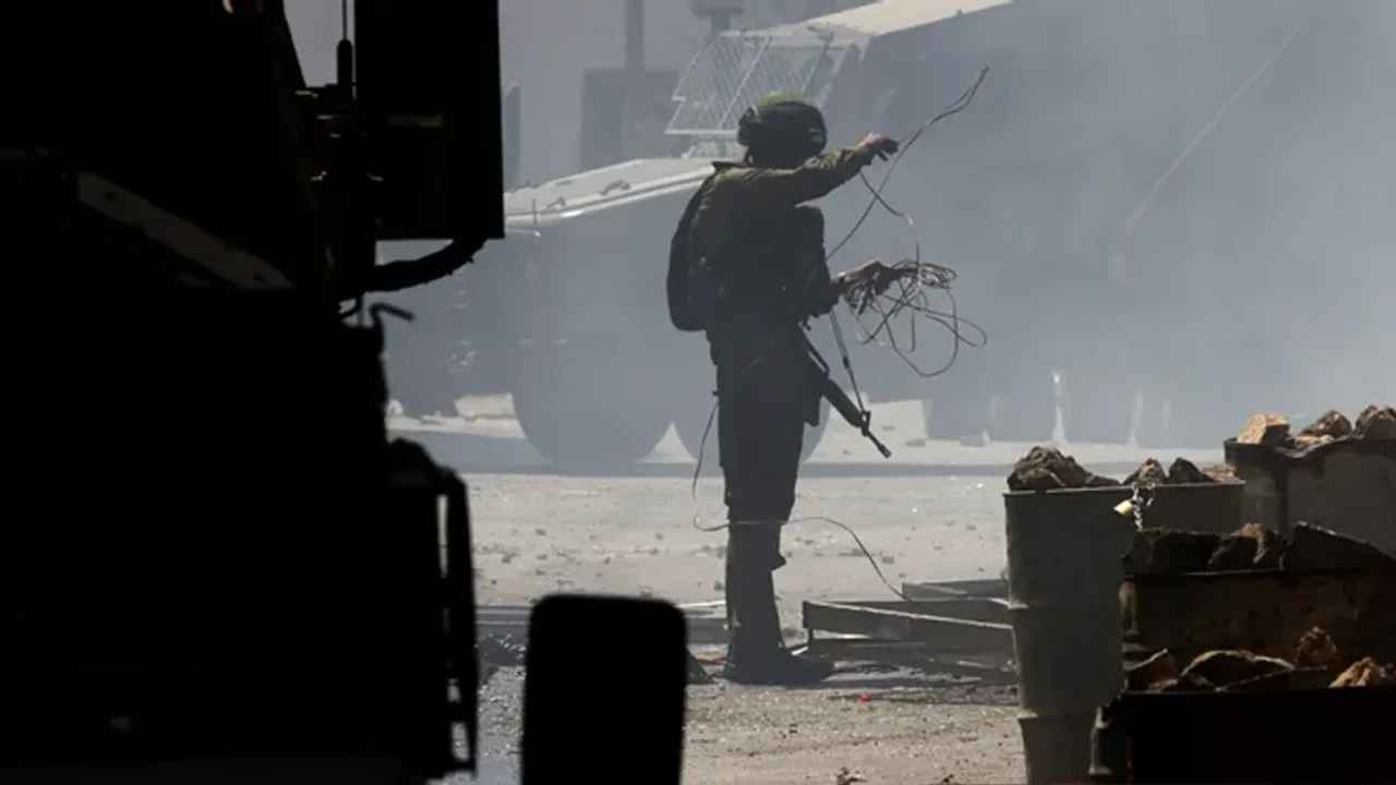 Un soldat israélien interpelle deux carabiniers en Cisjordanie, les a forcés à s'agenouiller.