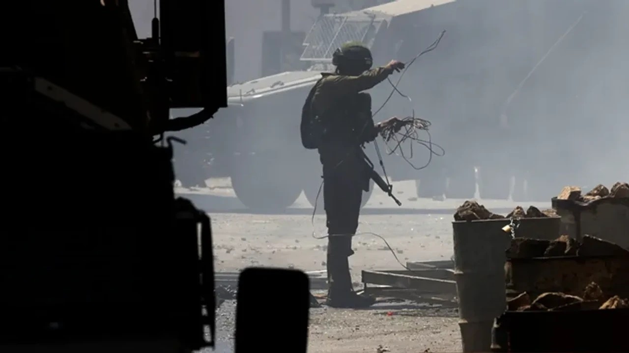 Un soldat israélien interpelle deux carabiniers en Cisjordanie, les a forcés à s'agenouiller.