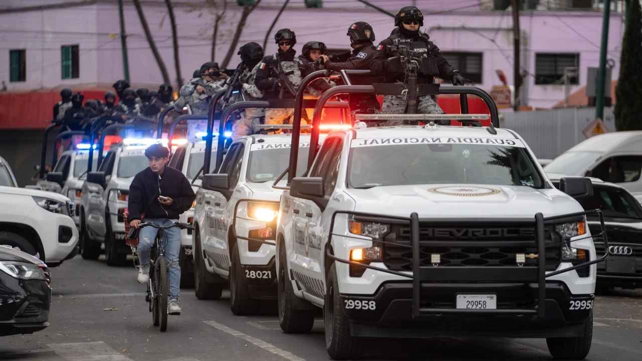 Chaos au Mexique, fumée et feu / 10 000 corps dans les rues après un meurtre