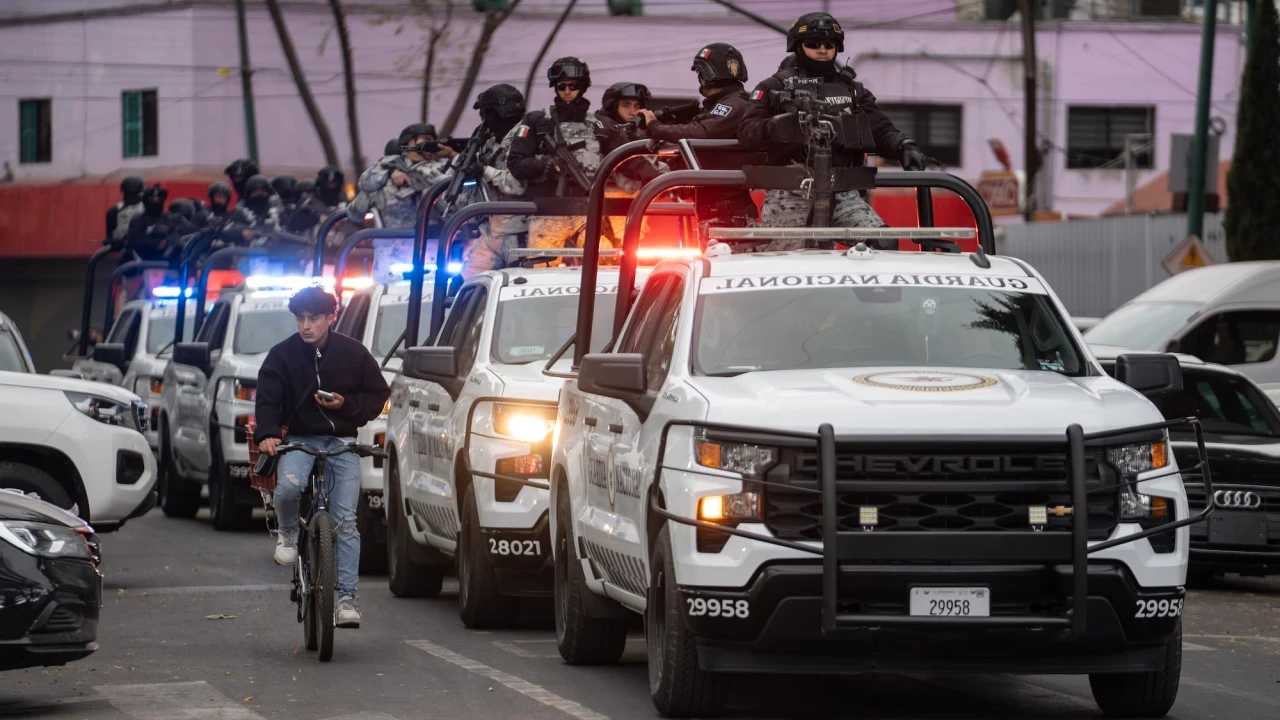 Chaos au Mexique, fumée et feu / 10 000 corps dans les rues après un meurtre