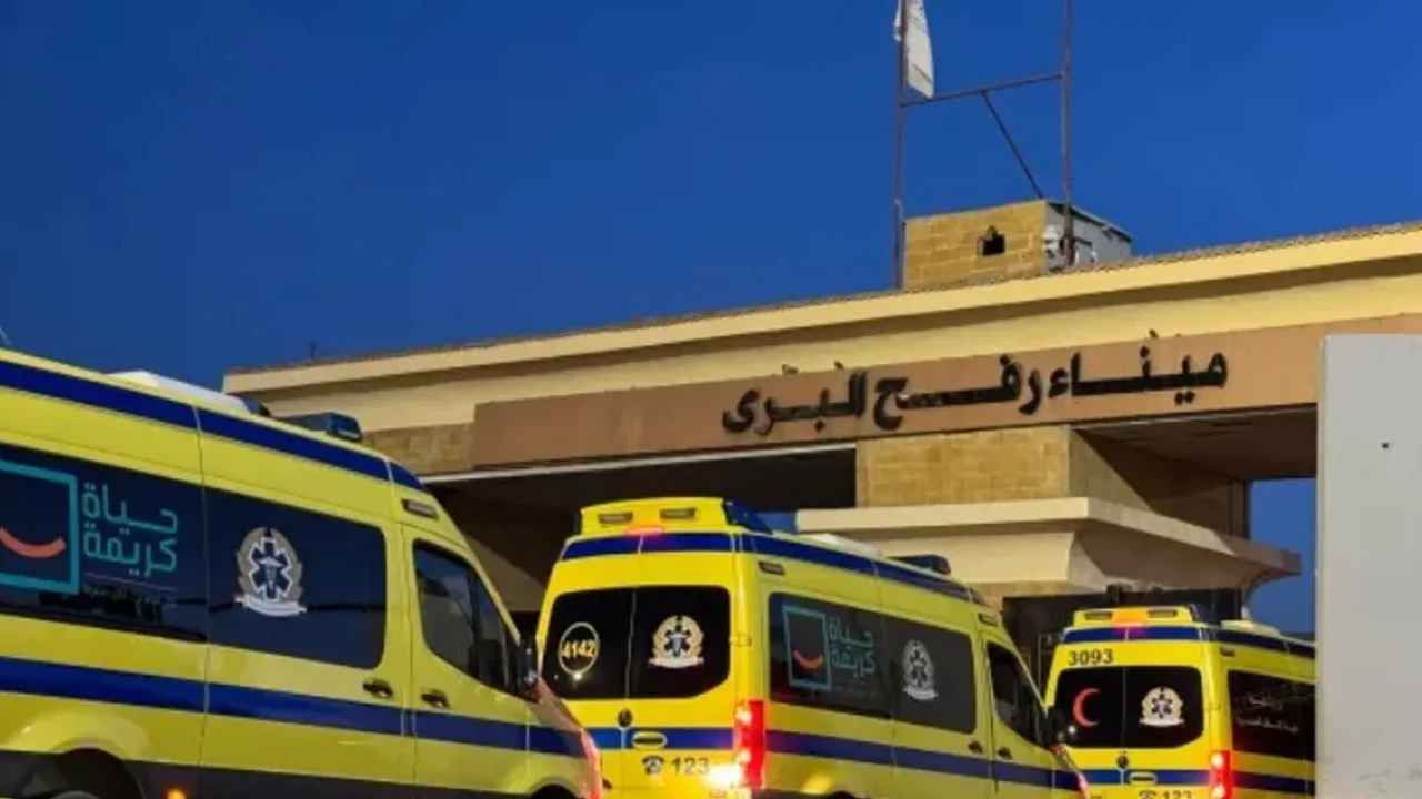 Des camions d'aide entrent à Gaza après l'ouverture du passage frontalier de Rafah