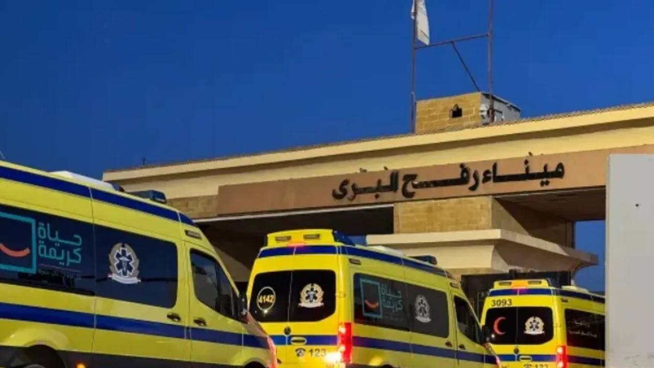 Des camions d'aide entrent à Gaza après l'ouverture du passage frontalier de Rafah