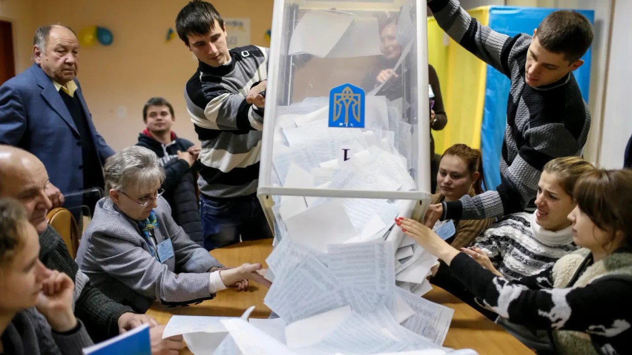 Élections en Ukraine après le cessez-le-feu / Zelensky: d'abord des garanties de sécurité