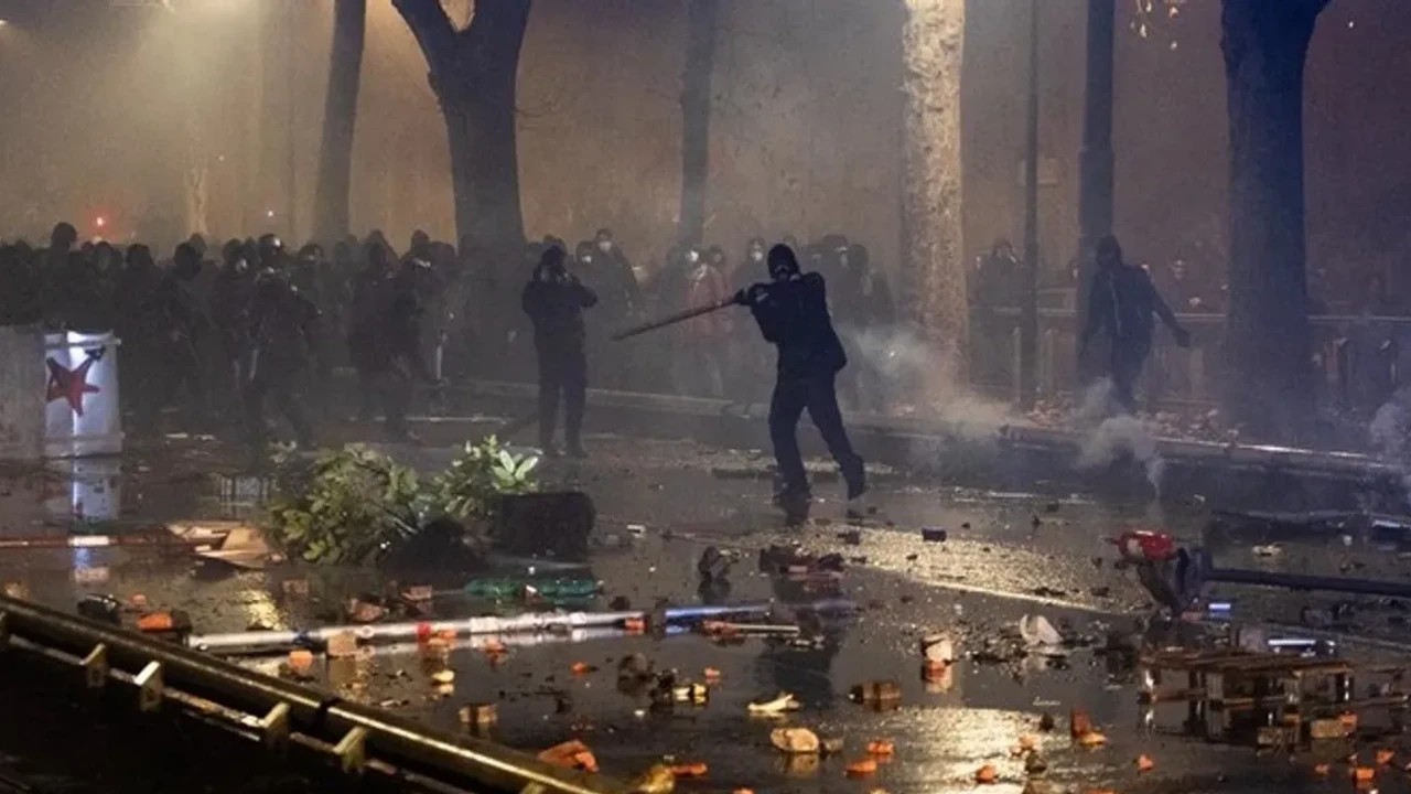 Gouvernement italien réunit lundi après affrontements à Turin, plus de 100 policiers blessés