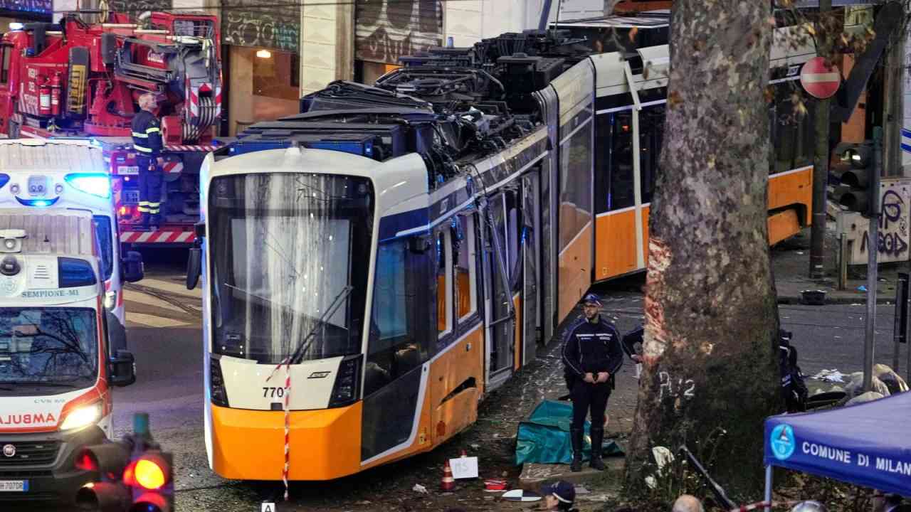 Le tram déraille! Milan: un mort et 20 blessés au centre-ville