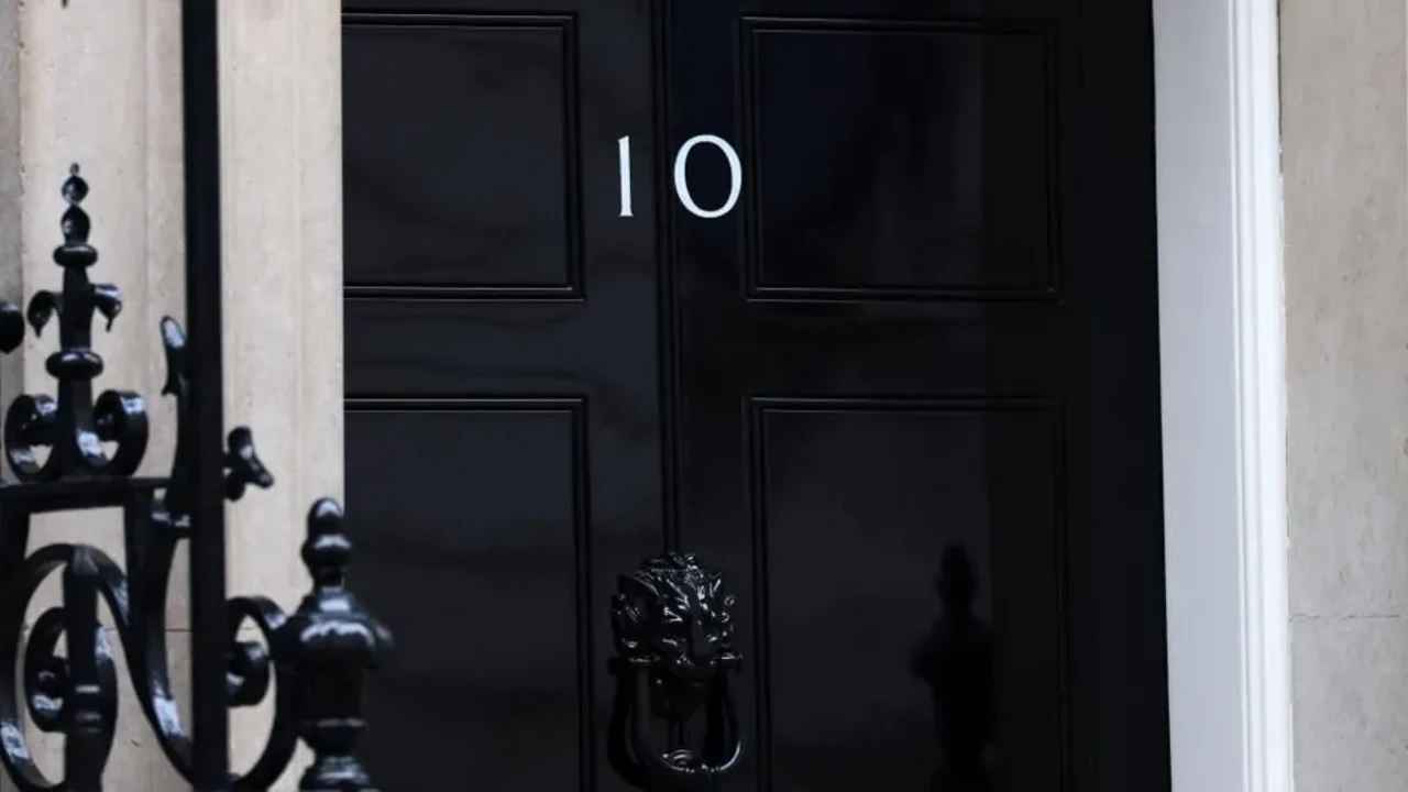 Secoué", le gouvernement britannique, deux démissions en 24 heures