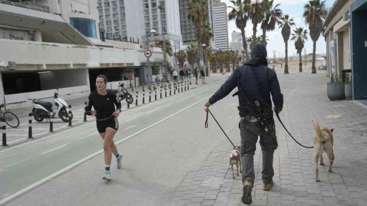 Téhéran riposte: première roquette vers Tel-Aviv, sirènes dans la capitale israélienne