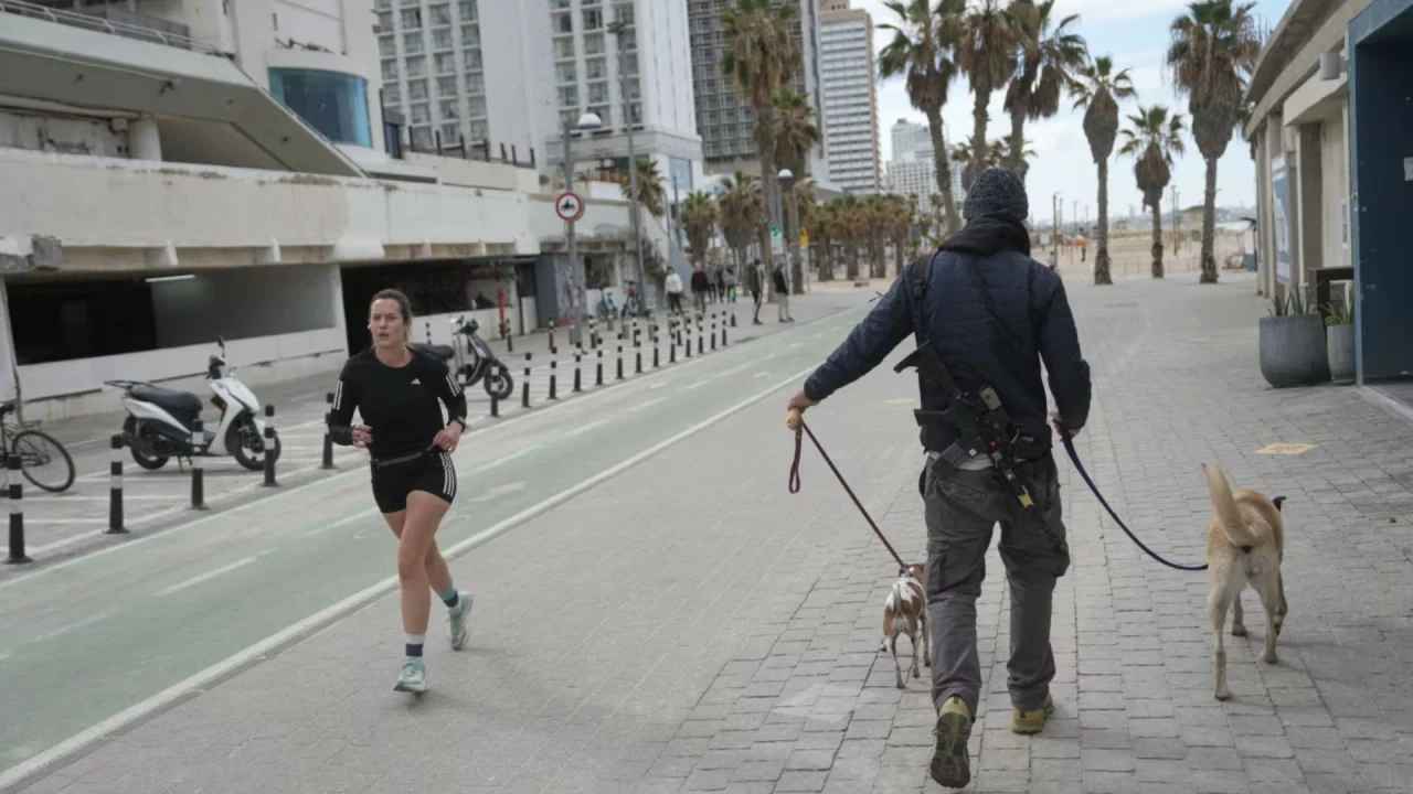 Téhéran riposte: première roquette vers Tel-Aviv, sirènes dans la capitale israélienne