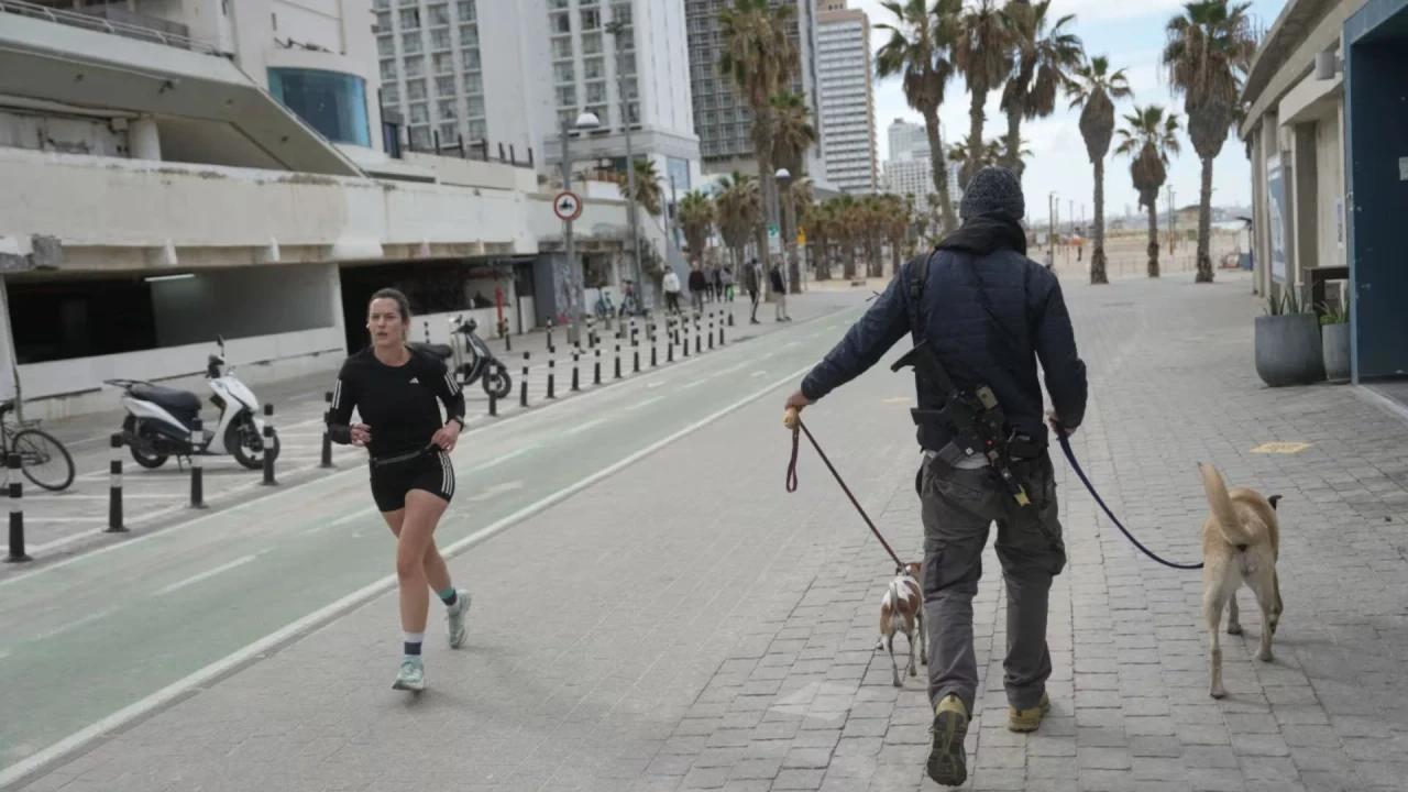 Téhéran riposte: première roquette vers Tel-Aviv, sirènes dans la capitale israélienne