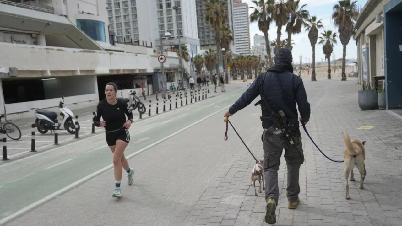 Téhéran riposte: première roquette vers Tel-Aviv, sirènes dans la capitale israélienne