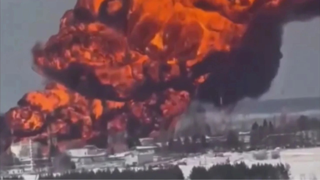 Usine en flammes, fumée noire dans le ciel / L'Ukraine frappe en Russie, sept morts