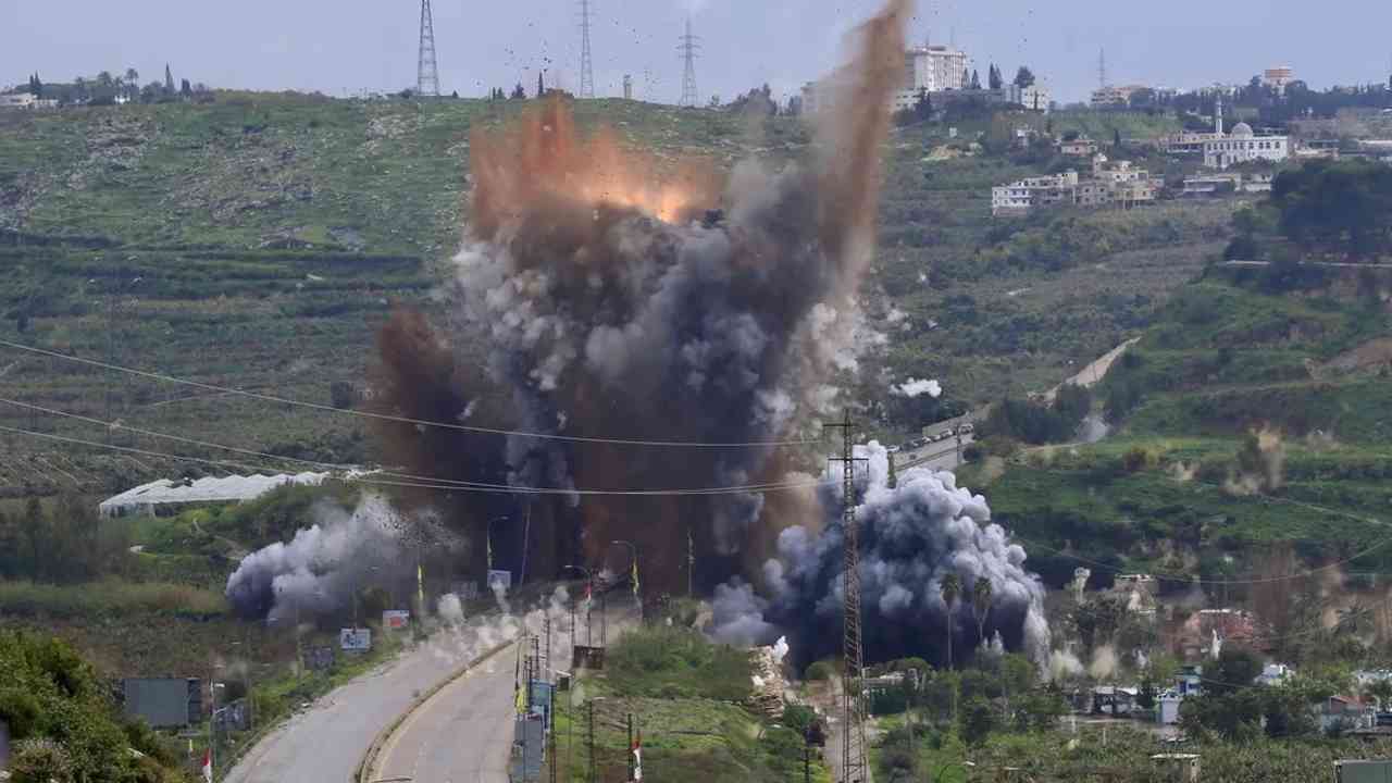 Israël détruit un pont important dans le sud du Liban