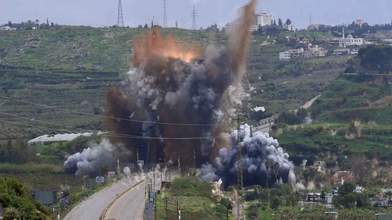 Israël détruit un pont important dans le sud du Liban