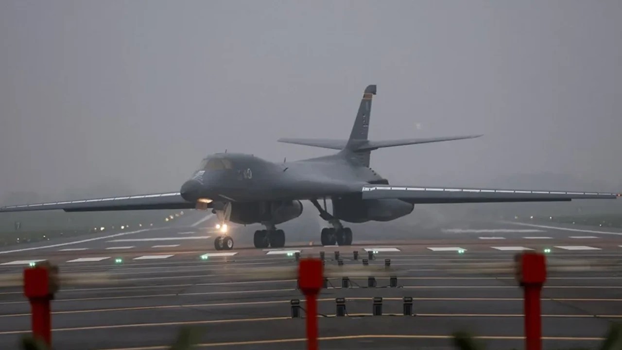 Les États-Unis envoient en Grande-Bretagne un bombardier (24 missiles) visant l'Iran