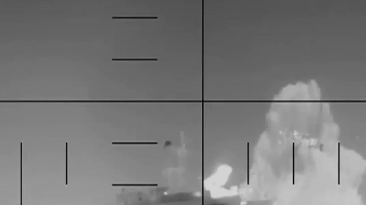 Pentagone publie les images: le sous-marin US fait sauter un navire de guerre iranien