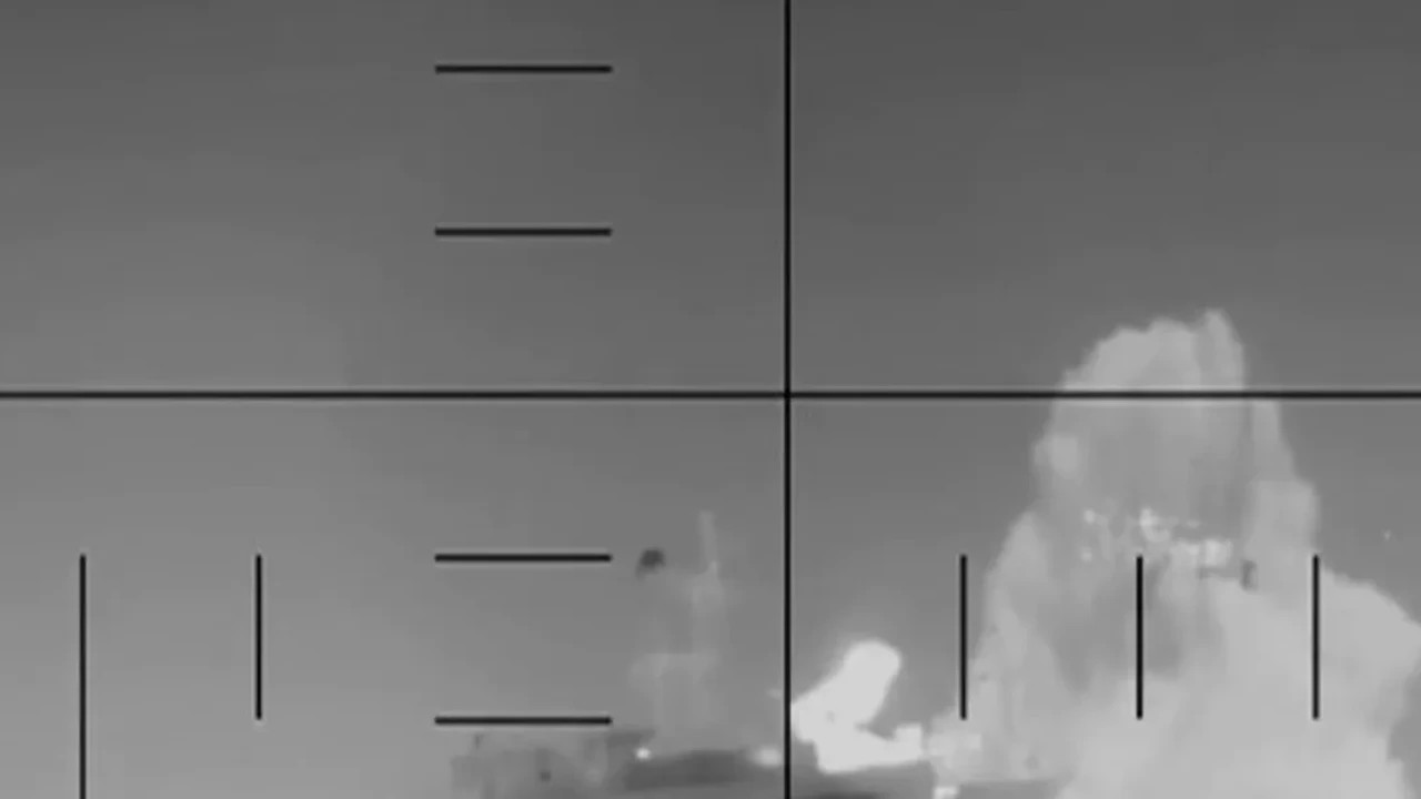 Pentagone publie les images: le sous-marin US fait sauter un navire de guerre iranien