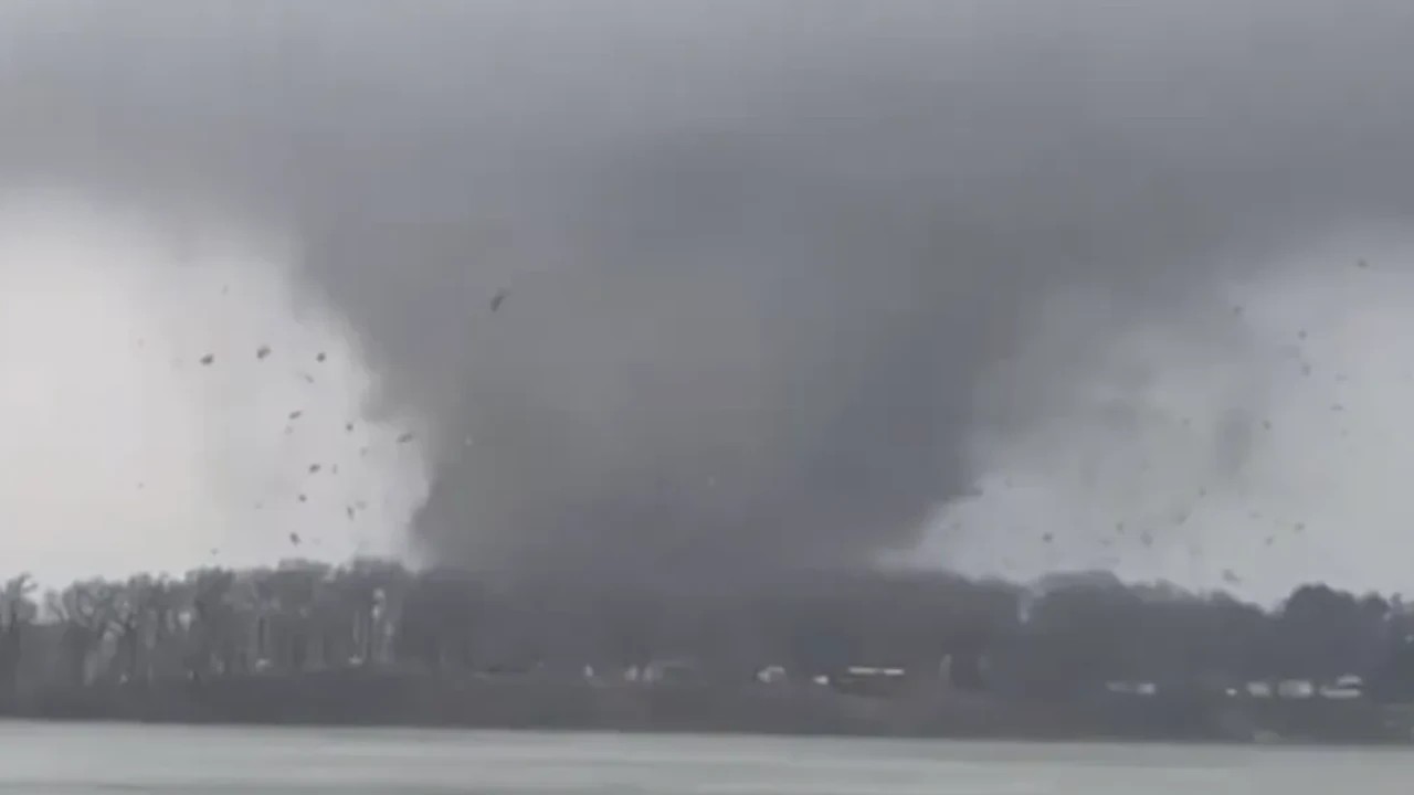 Tornades puissantes dans le nord des États-Unis: au moins quatre morts