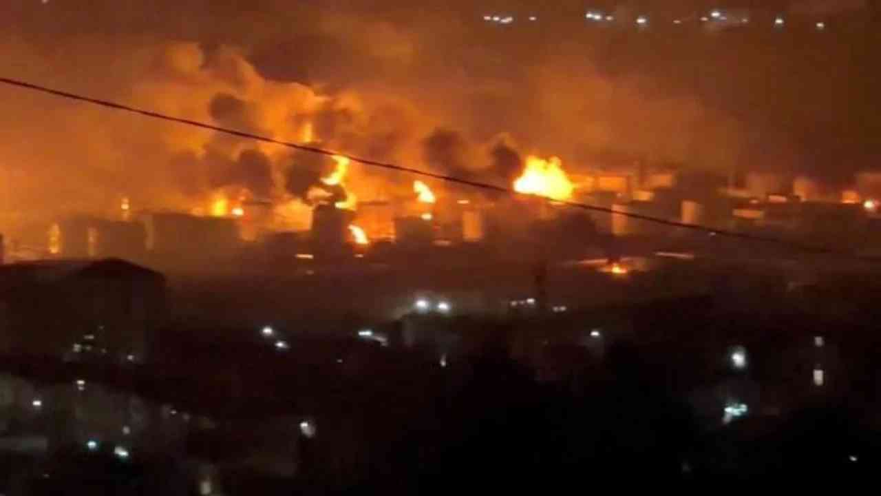 Attaques successives de drones: l'Ukraine frappe une raffinerie russe et cause un incendie géant