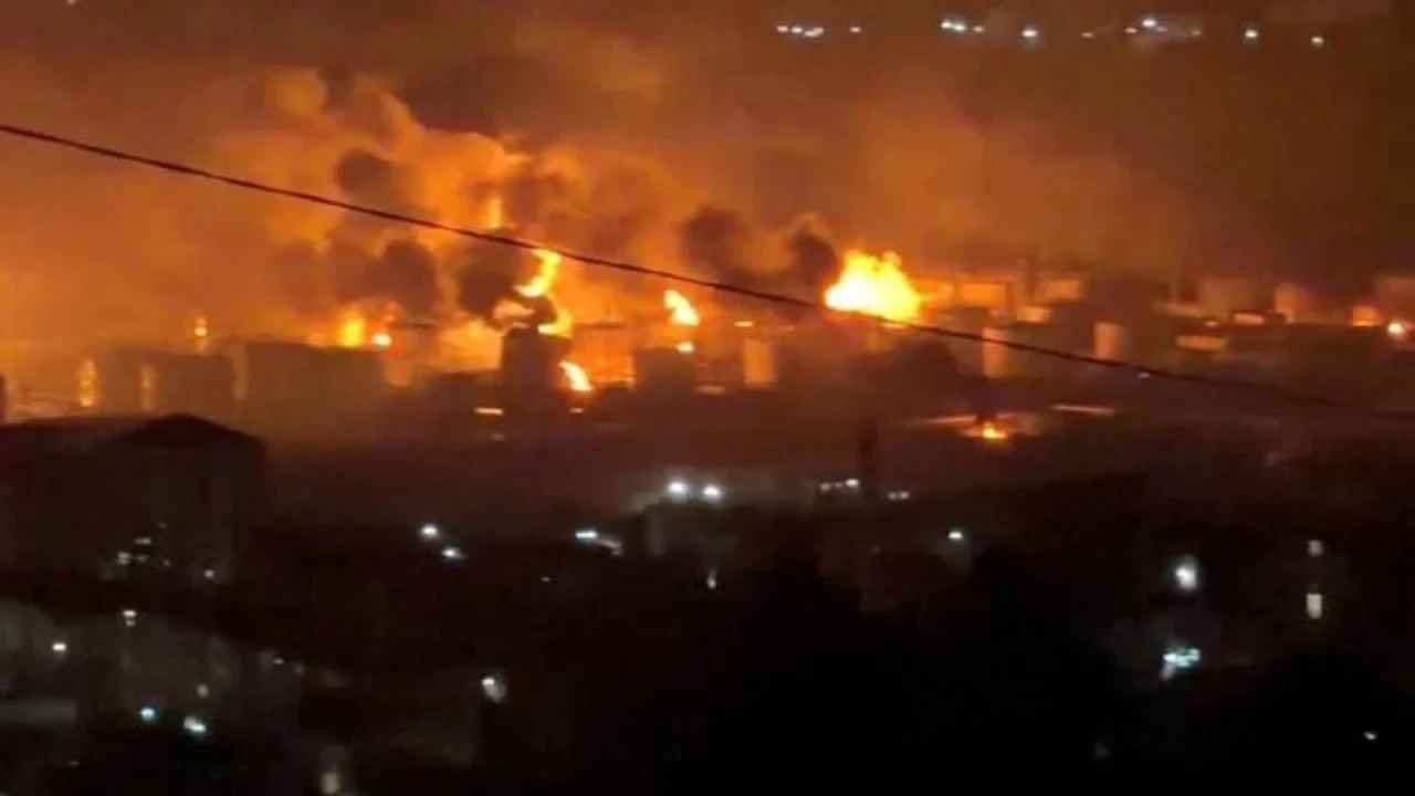 Attaques successives de drones: l'Ukraine frappe une raffinerie russe et cause un incendie géant