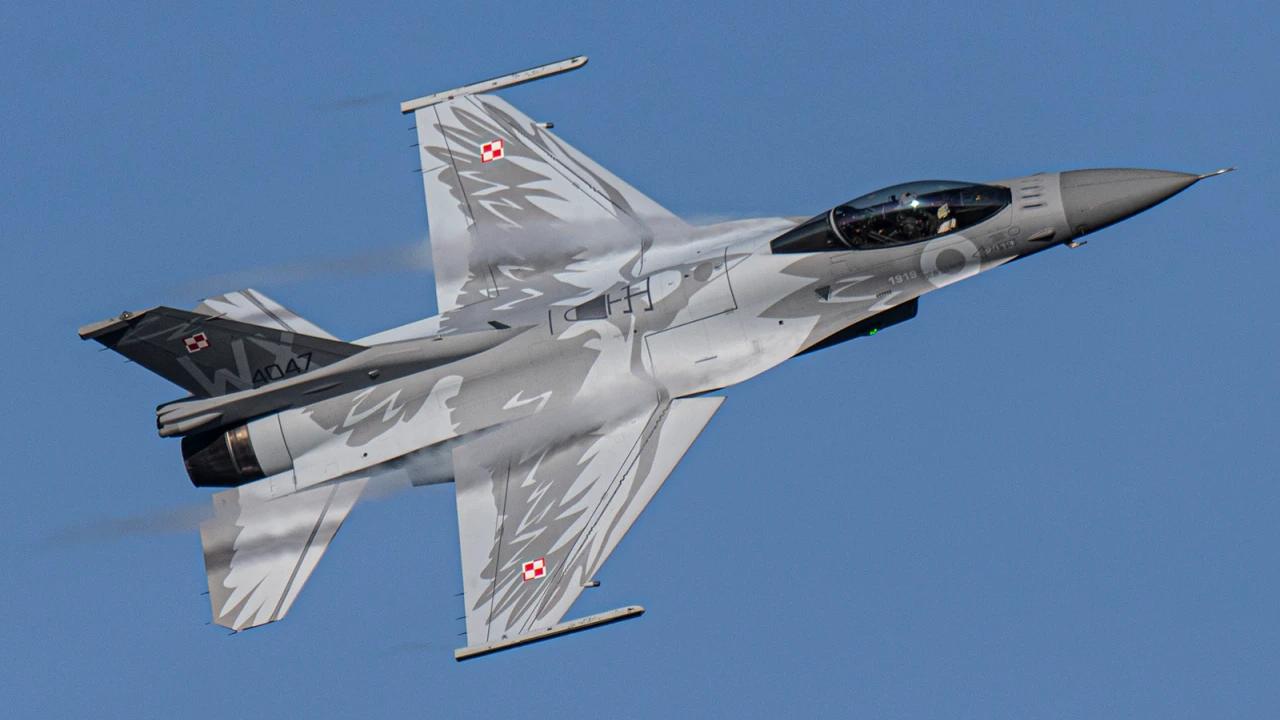 Avion espion de Poutine sur l'Europe / l'OTAN dépêche des F-16, alerte en Pologne